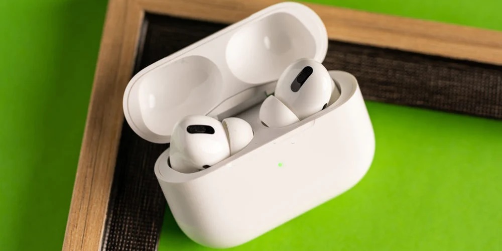 AirPods Case Flashing Green